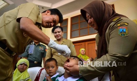 Petugas memberikan vaksin polio kepada balita (ilustrasi).