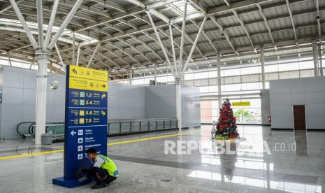 Petugas membersihkan area Stasiun Jatinegara Baru, Jakarta, Selasa (22/12). PT KAI Daerah Operasional (Daop) 1 Jakarta melakukan penyesuaian operasional KA jarak jauh pada hari ini (2/12).  