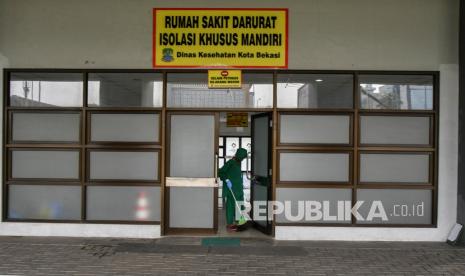 Petugas membersihkan bagian depan Rumah Sakit Darurat Stadion Patriot Chandrabhaga, Bekasi, Jawa Barat, Rabu (5/5/2021). Pemerintah Kota Bekasi menyiapkan 112 tempat tidur untuk pemudik yang melanggar aturan larangan mudik dari tanggal 6-17 Mei dan terjangkit COVID-19. 