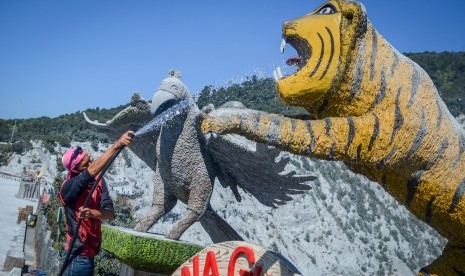 Petugas membersihkan debu vulkanik di sekitar Kawah Ratu pascaerupsi Gunung Tangkuban Parahu, Kabupaten Subang, Jawa Barat, Minggu (28/7/2019). 