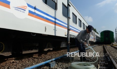 Petugas membersihkan gerbong kereta api di Stasiun Pasar Senen, Jakarta, Jumat (9/6). 