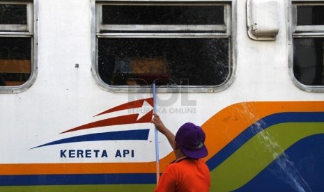 Petugas membersihkan gerbong kereta api di Stasiun Senen, Jakarta Pusat.