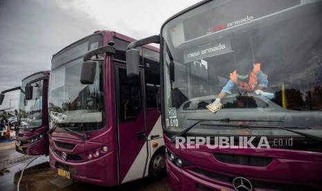 Petugas membersihkan interior bus TransJakarta tipe Royaltrans. ilustrasi. PT Transportasi Jakarta (Transjakarta) menyediakan sebanyak 50 unit bus premium Royaltrans untuk mendukung perhelatan Formula E 2022 yang berlangsung di sirkuit Ancol, Jakarta Utara hari ini Sabtu (4/6/2022).