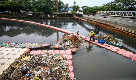 Petugas membersihkan Kali Mookervart, Rawa Buaya, Jakarta, Selasa (14/9/2021). Pemkot Jakarta Barat membuat sejumlah kebijakan penanganan banjir di lima lokasi prioritas, salah satunya di Rawa Buaya dengan membersihkan sampah di Kali Mookervart dan membangun saluran gendong sepanjang 1.008 meter persegi.