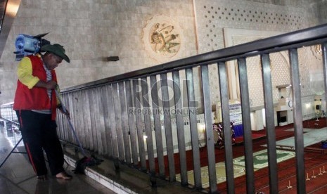   Petugas membersihkan lantai di Masjid Istiqlal, Jakarta, Rabu (7/8).  (Republika/Yasin Habibi)