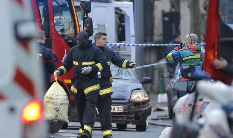  Petugas membersihkan lokasi penyerangan kantor majalah Charlie Hebdo di Mountrouge, luar kota Paris, Kamis (8/1). 