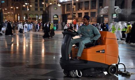 Petugas membersihkan Masjid Nabawi. Badan Kepresidenan Umum untuk Urusan Masjid Nabawi menunjukkan masjid dan halamannya disterilkan lima kali sehari dan toilet dibersihkan sekitar 10 kali sehari.