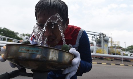 Petugas membersihkan mata di Eye Wash di area Onshore Receiving Facilities (ORF) milik PT Pertamina Gas di Porong, Sidoarjo, Jawa Timur, Jumat (26/2).