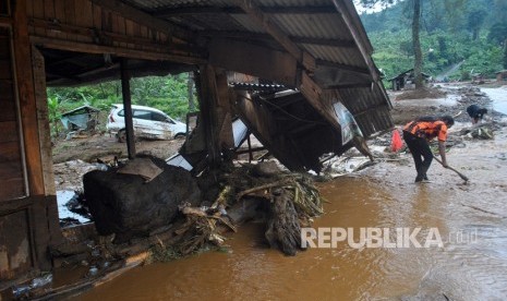 Petugas membersihkan material lumpur akibat banjir bandang. Sebagian besar wilayah Cianjur masuk dalam zona merah bencana. Ilustrasi.