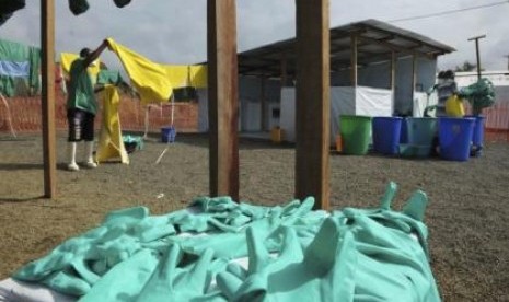 Petugas membersihkan pakaian dari ruang isolasi Ebola.