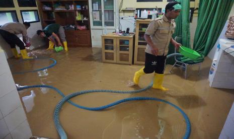 Petugas membersihkan ruangan dari sisa lumpur dampak banjir bandang di Poliklinik RSUD dr. Soedomo, Trenggalek, Jawa Timur, Rabu (19/10/2022). Banjir bandang yang merendam lantai satu gedung lama RSUD dr. Soedomo pada Selasa (18/10/2022) menyebabkan pelayanan kesehatan di rumah sakit daerah itu terganggu, terutama untuk layanan rawat jalan poliklinik yang ditutup sementara sampai dilakukannya pembersihan secara optimal. 