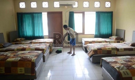   Petugas membersihkan salah satu kamar jamaah calon haji di Asrama Haji Pondok Gede, Jakarta, Jumat (6/9).     (Republika/Agung Supriyanto)