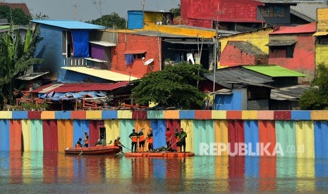 Petugas membersihkan sampah di kawasan Danau Sunter, Jakarta Utara.(ilustrasi)