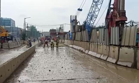 Petugas membersihkan sisa-sisa kebocoran gas di Jalan Raya Bekasi, Jakarta Timur, Kamis (12/3).(Antara)