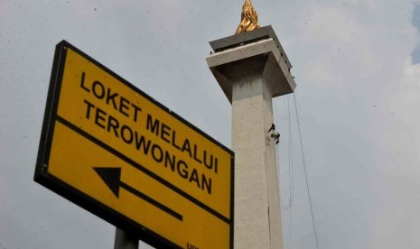 Petugas membersihkan tugu Monumen Nasional atau Monas di Jakarta Pusat, Senin (12/5).