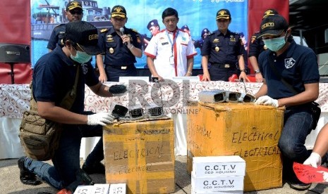 Petugas membongkar CCTV yang berisi Methamphetamine hasil operasi bersama Ditjen Bea dan Cukai serta BNN di Pangkalan Sarana Operasi Tanjung Priok, Jakarta Utara, Rabu (3/6). (Republika/Wihdan)