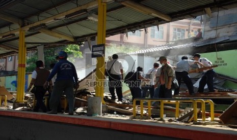  Petugas membongkar kios-kios pedagang di Stasiun UI, Depok, Jawa Barat, Rabu (29/5).  (Republika/Rakhmawaty La'lang)