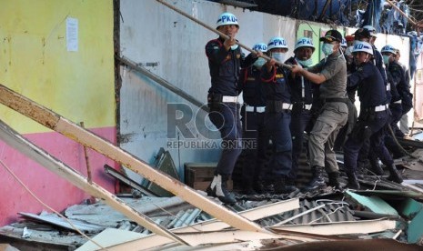   Petugas membongkar kios milik pedagang kaki lima (PKL) di Stasiun Pasar Minggu, Jakarta Selatan, Kamis (18/4).  (Republika/Rakhmawaty La'lang)