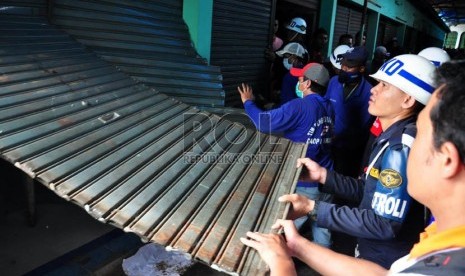  Petugas membongkar kios milik pedagang kaki lima (PKL) di Stasiun Pasar Minggu, Jakarta Selatan, Kamis (18/4).  (Republika/Rakhmawaty La'lang)