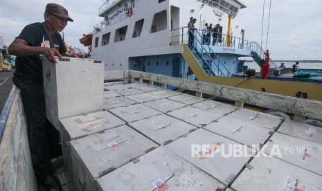 Petugas membongkar muatan truk berisi logistik Pilkada Jatim.