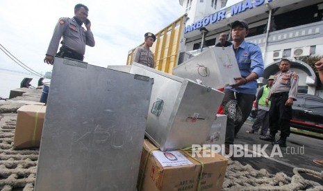 Petugas membongkar muatan truk berisi logistik Pilkada Jatim 2018 untuk dimuat ke kapal KM Sabuk Nusantara 56 di Dermaga Jamrud Utara, Pelabuhan Tanjung Perak, Surabaya, Jawa Timur, Kamis (21/6).