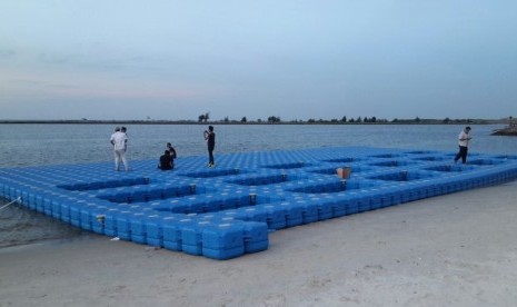 Petugas membuat panggung terapung yang akan digunakan untuk memeriahkan tahun baru di Ancol.