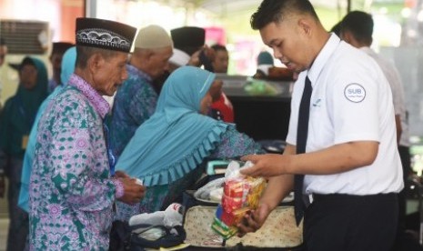 Petugas membuka koper calon haji saat pemeriksaan barang bawaan jamaah calon haji di Asrama Haji Sukolilo, Surabaya, Jawa Timur. 