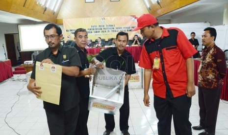 Petugas membuka kotak suara pada 