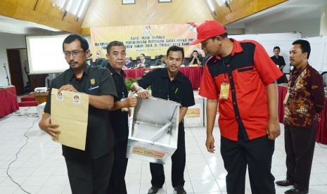 Petugas membuka kotak suara pada 