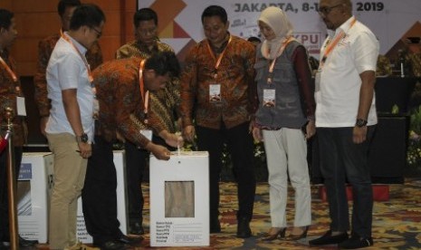 Petugas membuka kotak suara saat rapat pleno terbuka rekapitulasi dan penetapan hasil penghitungan perolehan suara Pemilu 2019 tingkat provinsi DKI Jakarta di Hotel Bidakara, Jakarta, Kamis (9/5/2019). KPU DKI Jakarta menggelar rapat pleno rekapitulasi hasil penghitungan perolehan suara Pemilu 2019 mencakup wilayah Kepulauan Seribu, Jakarta Pusat, Jakarta Selatan, Jakarta Utara, Jakarta Barat dan Jakarta Timur yang berlangsung hingga Minggu, 12 Mei 2019. 