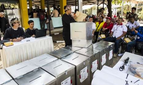 Petugas membuka kotak suara saat simulasi Rekapitulasi Suara Pemilu 2019 Tingkat Kecamatan di Gedebage, Bandung, Jawa Barat, Selasa (3/10).