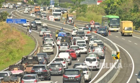 Petugas memecah arus lalu lintas dengan rekayasa contra flow, di KM 429,  menjelang pintu masuk Rest Area KM 429 A ruas tol Semarang- Solo, Jumat  (31/5).