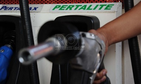  Pertamina dan Hiswana Migas Banyumas menyiapkan Satgas Mobile. Foto: Petugas memegang keran pompa bensin jenis Pertalite di SPBU. ilustrasi (Republika/Tahta Aidilla)