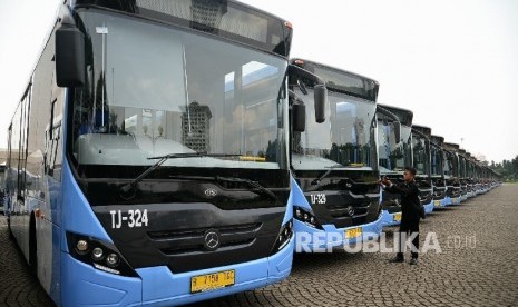 Petugas memerika kondisi bus terbaru Transjakarta di Halaman Monas, Jakarta, Rabu (19/10)