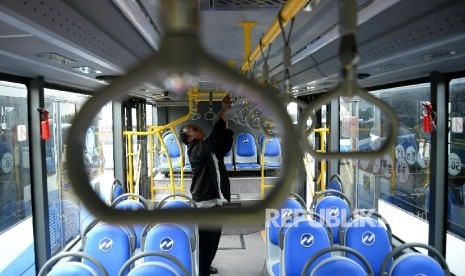 Petugas memerika kondisi bus terbaru Transjakarta di Halaman Monas, Jakarta, Rabu (19/10).