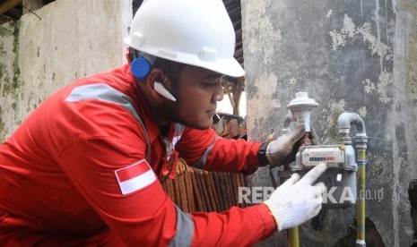  Petugas memerikas meteran jaringan gas di rumah warga di Desa Cidahung, Subang, Jawa barat, Jumat (7/4). 