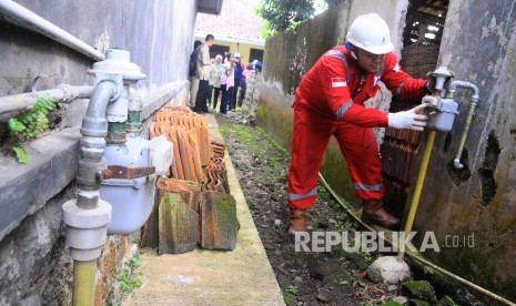  Petugas memerikas meteran jaringan gas di rumah warga di Desa Cidahung, Subang, Jawa barat, Jumat (7/4).