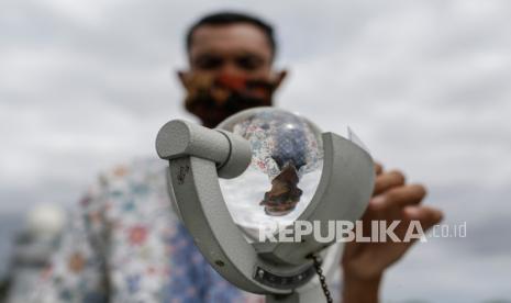 Petugas memeriksa alat pengukur sinar matahari di Stasiun Klimatologi, BMKG Yogyakarta, Sleman, DI Yogyakarta, Rabu (7/10/2020). Pihak BMKG merilis peringatan dini terkait anomali iklim La Nina yang berpotensi menyebabkan peningkatan akumulasi jumlah curah hujan bulanan hingga 40 persen pada bulan Oktober-November di seluruh wilayah Indonesia kecuali Sumatera. 