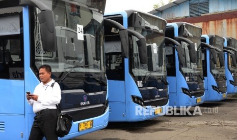 Petugas memeriksa Articulated Bus TransJakarta (gandeng) di pool Klender, Jakarta, Selasa (26/4).  (Republika /Yasin Habibi)