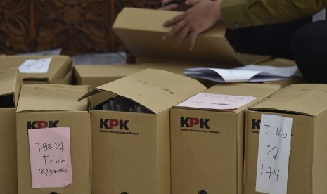 Petugas memeriksa barang bukti dalam sidang praperadilan Setya Novanto terhadap KPK terkait status tersangka kasus dugaan korupsi KTP Elektronik di Pengadilan Negeri Jakarta Selatan, Jakarta, Senin (25/9).