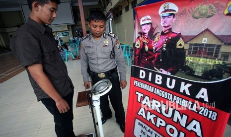 Petugas memeriksa berat badan pendaftar calon anggota Polri saat seleksi penerimaan calon anggota Polri. (Ilustrasi)