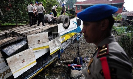  Petugas memeriksa Bus Giri Indah yang mengalami kecelakaan di Desa Tugu, Cisarua, Bogor, Jabar, Rabu (21/8). (Republika/Edwin Dwi Putranto)