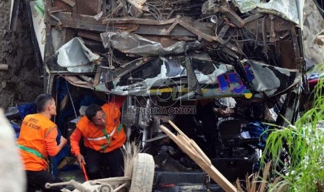  Petugas memeriksa Bus Giri Indah yang mengalami kecelakaan di Desa Tugu, Cisarua, Bogor, Jabar, Rabu (21/8). (Republika/Edwin Dwi Putranto)