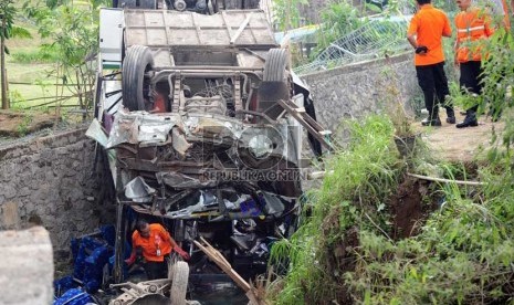  Petugas memeriksa Bus Giri Indah yang mengalami kecelakaan di Desa Tugu, Cisarua, Bogor, Jabar, Rabu (21/8). (Republika/Edwin Dwi Putranto)