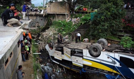  Petugas memeriksa Bus Giri Indah yang mengalami kecelakaan di Desa Tugu, Cisarua, Bogor, Jabar, Rabu (21/8). (Republika/Edwin Dwi Putranto)