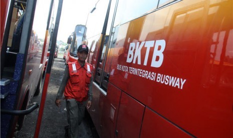 Petugas memeriksa bus TransJakarta dan Bus Kota Terintegrasi Busway (BKTB) baru di Pool TransJakarta, Cawang, Jakarta Timur, Senin (10/2).  