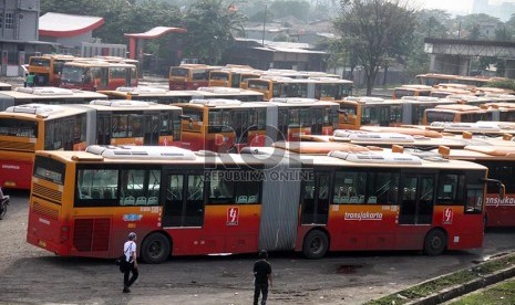 Petugas memeriksa Bus TransJakarta dan Bus Kota Terintegrasi Busway (BKTB) baru di Pool TransJakarta, Cawang, Jakarta Timur, Senin (10/2).