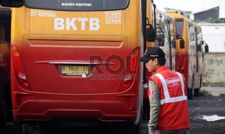 Petugas memeriksa Bus TransJakarta dan Bus Kota Terintegrasi Busway (BKTB) baru di Pool TransJakarta, Cawang, Jakarta Timur, Senin (10/2).