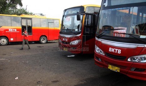 Petugas memeriksa Bus TransJakarta dan Bus Kota Terintegrasi Busway (BKTB) baru di Pool TransJakarta, Cawang, Jakarta Timur, Senin (10/2).