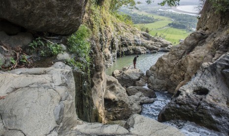 Petugas memeriksa curug di kawasan wisata alam Curug Hepi, Geopark Ciletuh, Kabupaten Sukabumi, Jawa Barat.